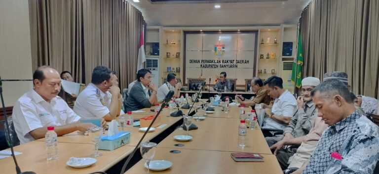 Ketua DPRD Banyuasin Fasilitasi Mediasi Nelayan Sungsang dengan Pemilik Kapal Batu Bara