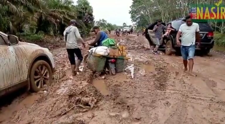 Mobil Anggota DPRD Banyuasin Terjebak Lumpur, PUPR : Tahun Ini Perbaikan Dilanjutkan