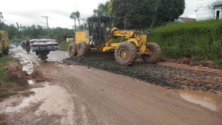 Perbaikan Jalan Rusak di Keluang dan Jirak Jaya Dikebut