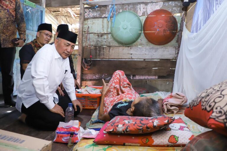 Bupati Apriyandi Peduli Lansia