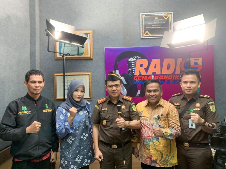 Melalui Program “Jaksa Menyapa” Kajari Muba Romy Rozali Live Podcast di RGR Sapa Warga Muba