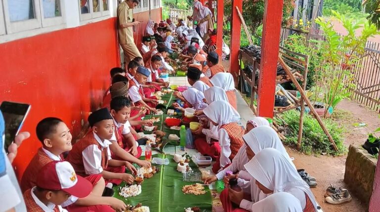 Sambut Ramadhan, SDN 14 Suak Tapeh Gelar Makan Bersama