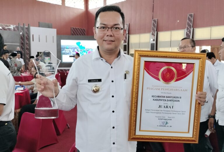 Camat Banyuasin III Terima Penghargaan Perencanaan Terbaik
