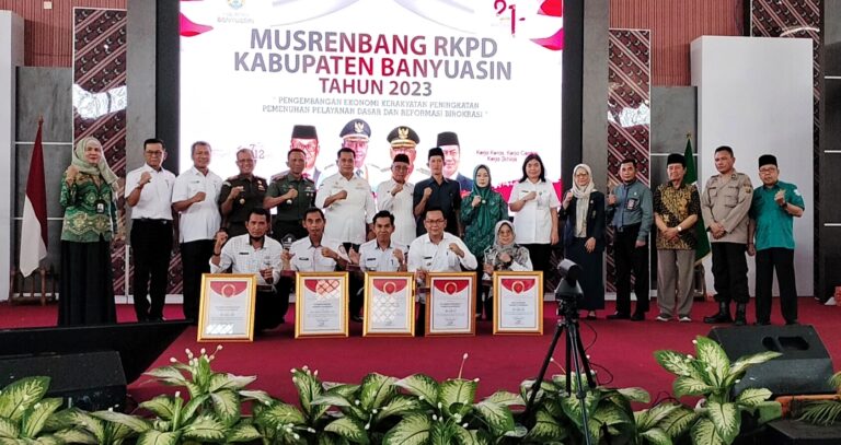 Bupati Askolani Bagikan Penghargaan Perencanaan Terbaik Pada Musrenbang RKPD 2023