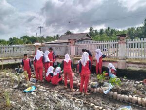 Wujudkan Germas, SDN 2 Makarti Jaya Tanam Sayuran