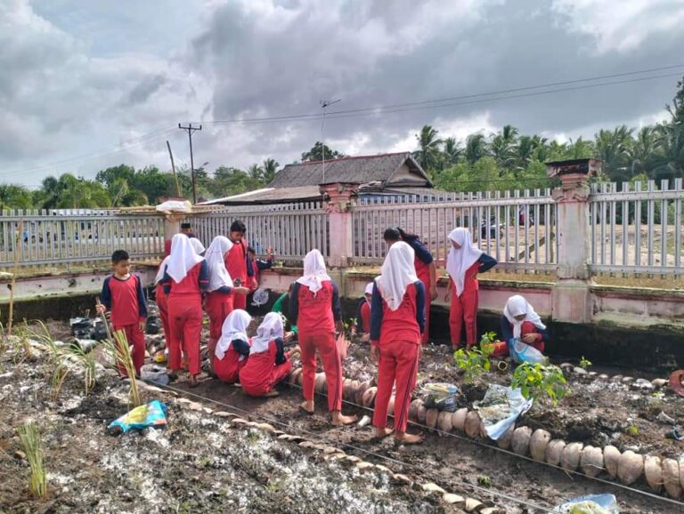 Wujudkan Germas, SDN 2 Makarti Jaya Tanam Sayuran
