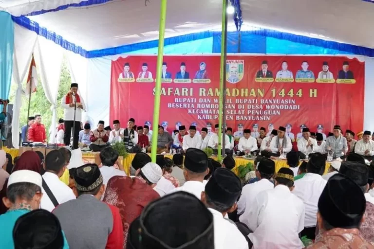 Safari, Bupati Banyuasin Bagikan Sarung dan Mukena