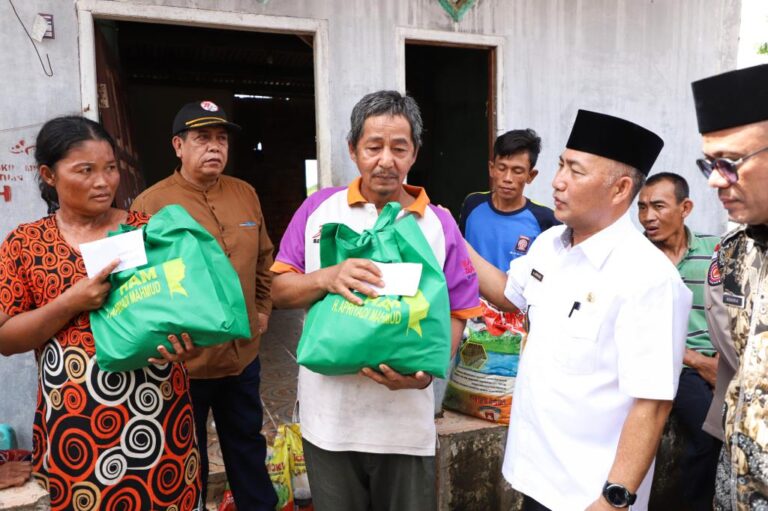 Bupati Janji Bakal Relokasi Rumah Korban Longsor