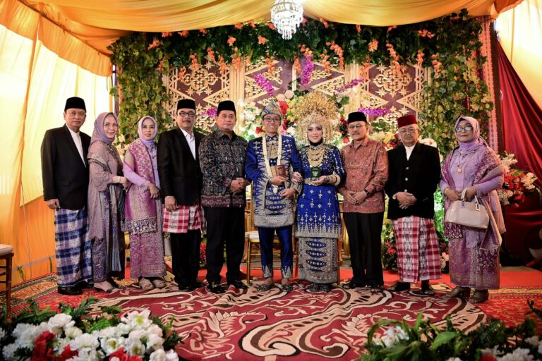 Bupati Banyuasin Hadiri Akad Nikah Putri Kepala Disbunak Banyuasin