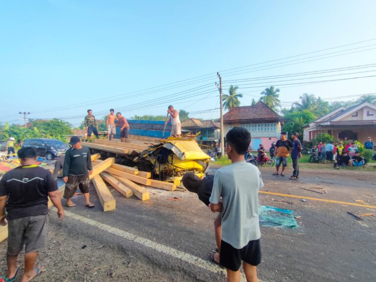 BREAKING NEWS : Tragis Diduga Pecah Ban, Supir Truk Bersama Istri Terjepit Kayu Balok