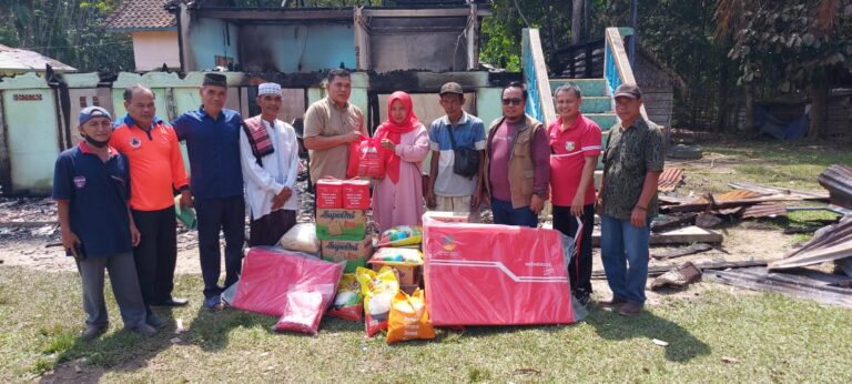 Bupati Banyuasin Bantu Korban Kebakaran di Terlangu