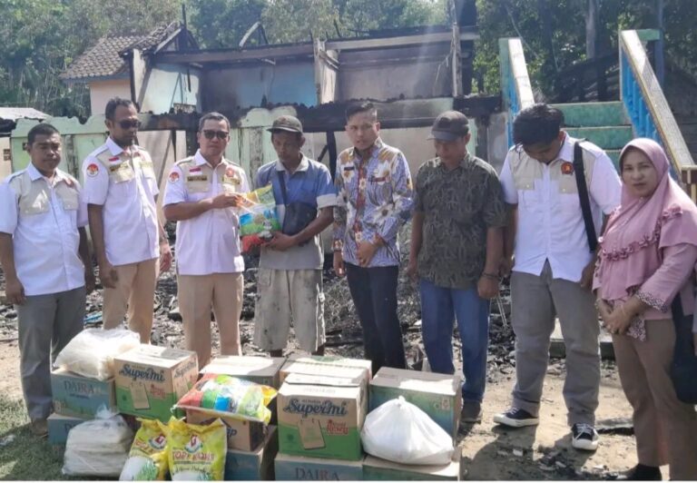 Peduli, Satria Banyuasin Bantu Korban Kebakaran di Terlangu Banyuasin