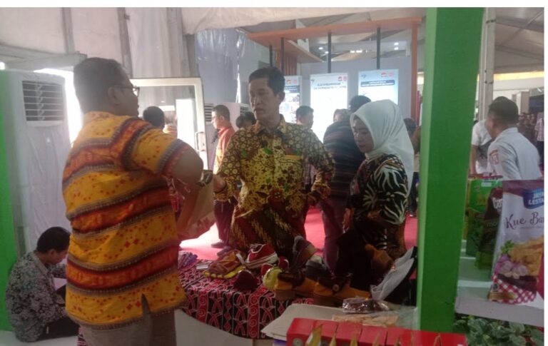 Deputi Lalitbang Prof Rizal Damanik dan Ketua DPRD Banyuasin Kunjungi Stand BKKBN Sumut