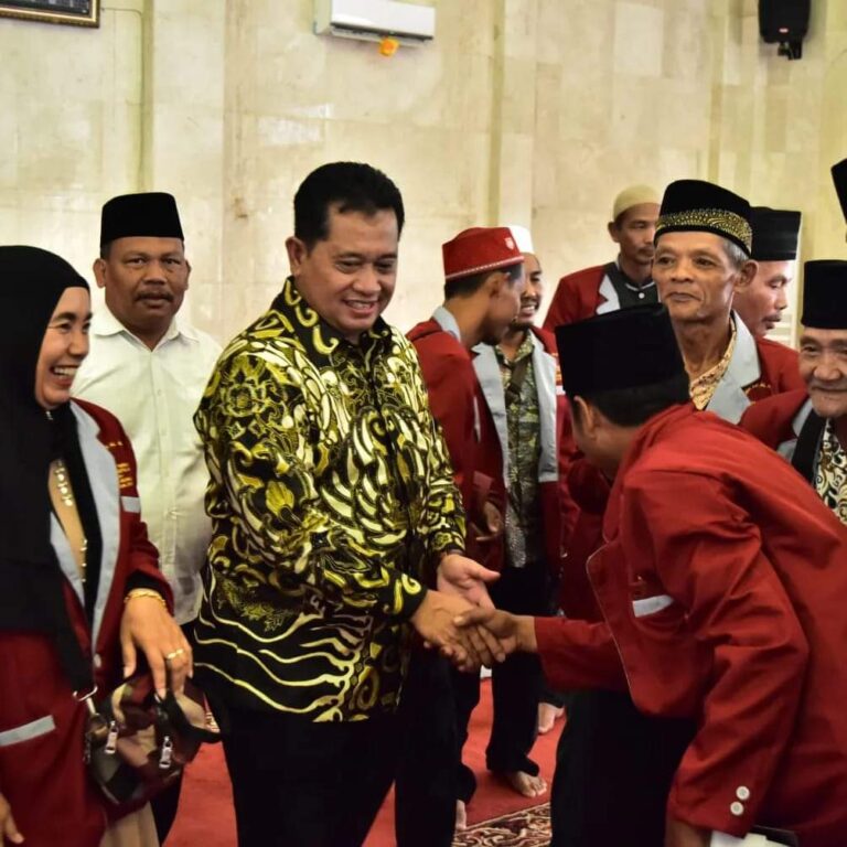 Lepas Jamaah Ziarah ke Makam Walisongo, Bupati : Jamaah Saling Jaga Satu Sama Lain