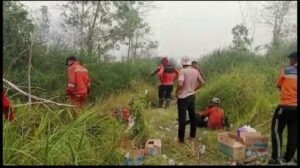 Petugas BPBD Banyuasin Berjibaku Padamkan Api