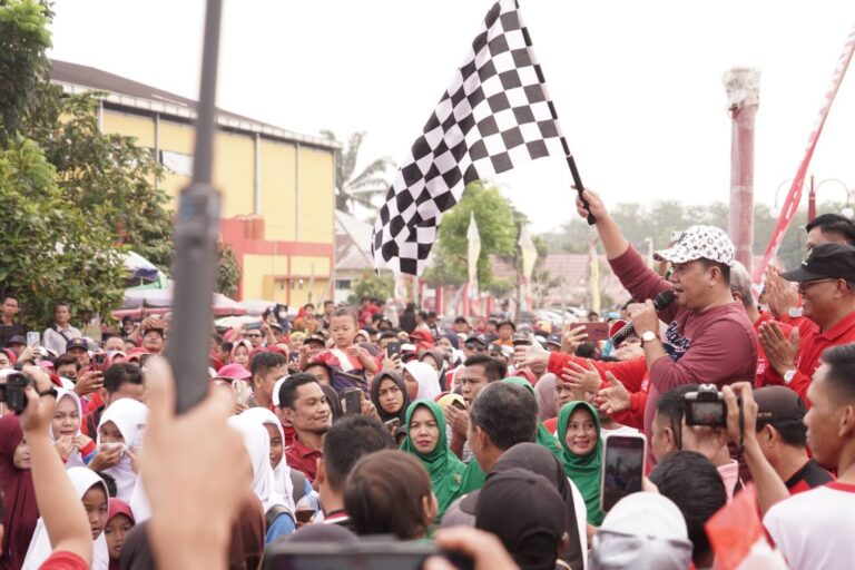 Meriahkan HUT RI Ke-78 Bupati Askolani Lepas Ribuaan Peserta Jalan Santai