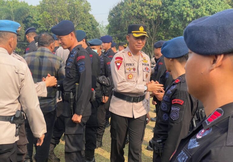 Personil Brimob Bantu Padamkan Api