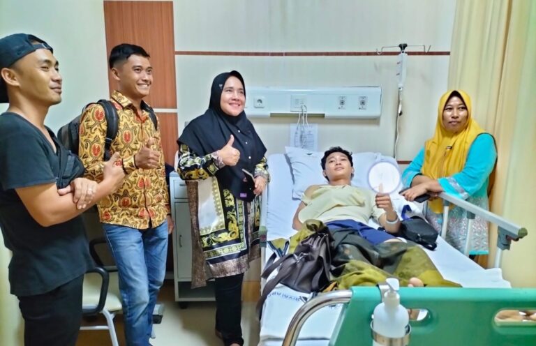 Anggota Dewan Banyuasin Damang Wahyuni Besuk Warga yang Sakit