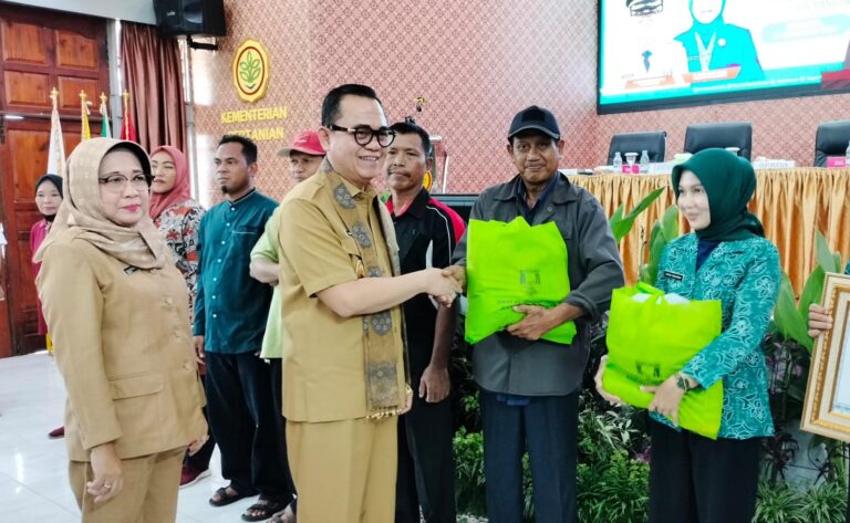 Pj Bupati Banyuasin Salurkan Bantuan Benih Sayur dan Sarana Produksi