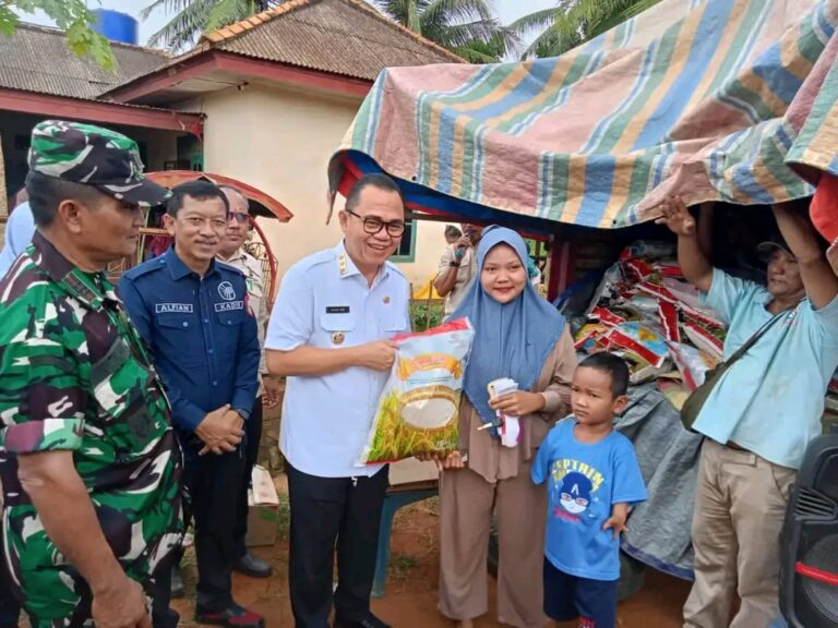 Masyarakat Serbu Pasar Murah di Desa Tirto Sari Banyuasin I, Pj Bupati Banjir Ucapan Terimakasih!
