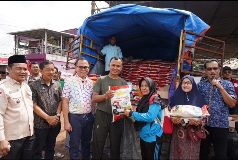 Pj Bupati Banyuasin Tinjau Pasar Murah, Dapat Surprise Ulang Tahun