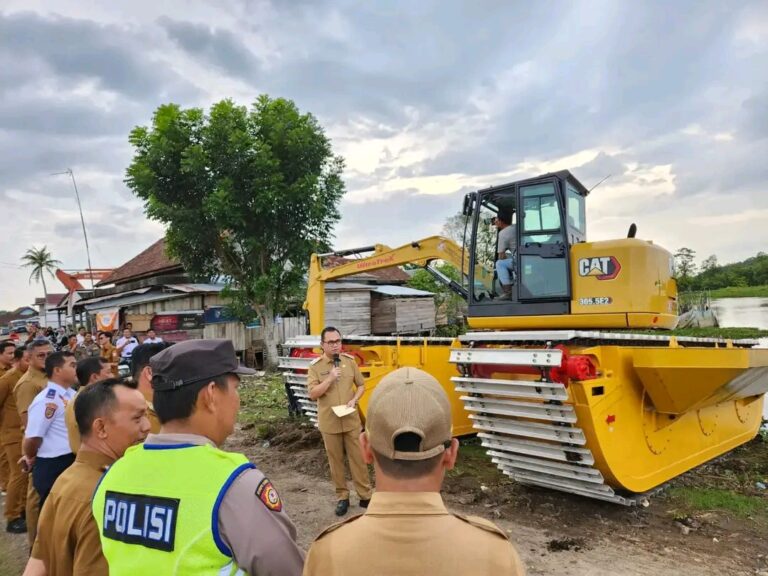 Pj Bupati Banyuasin Luncurkan Mini Excavator Amphibi