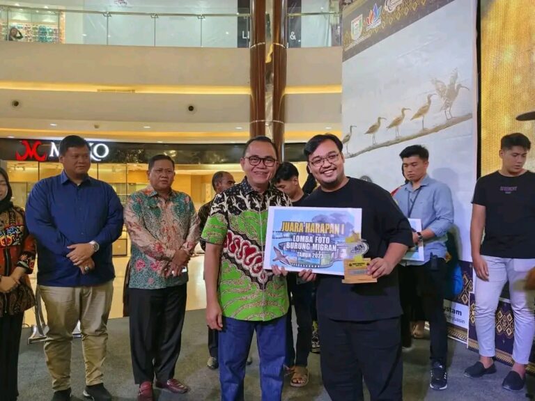 Pj. Bupati Banyuasin Serahkan Penghargaan Pemenang Lomba Foto & Konten Burung Migran