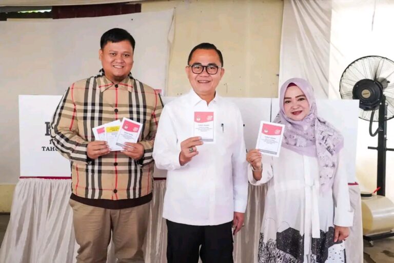 Pj. Bupati Banyuasin Hani Syopiar Rustam Pantau Kelancaran Pemilu 2024 di Banyuasin, Berikan Hak Suara di TPS 17