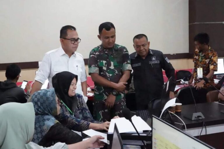 Pj Bupati Banyuasin Tinjau Desk Pemilu 2024, Apresiasi Kinerja Petugas