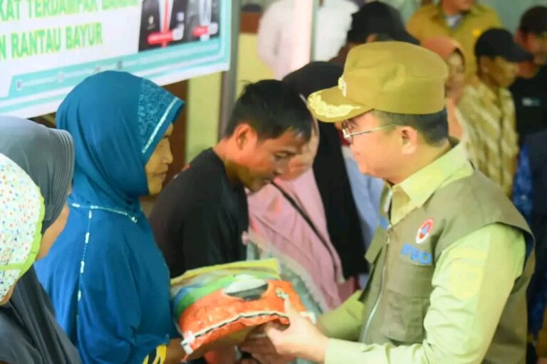 Pj Bupati Banyuasin Salurkan Bantuan Korban Banjir Rantau Bayur