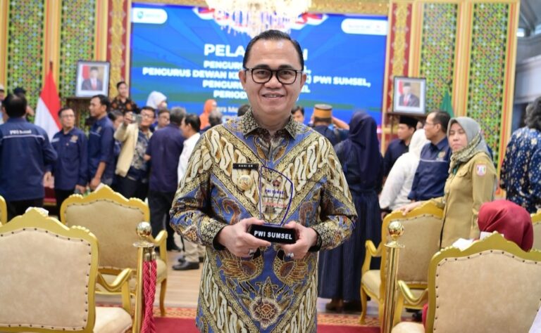 Pj Bupati Banyuasin Terima Penghargaan Kategori Birokrat Peduli Pers
