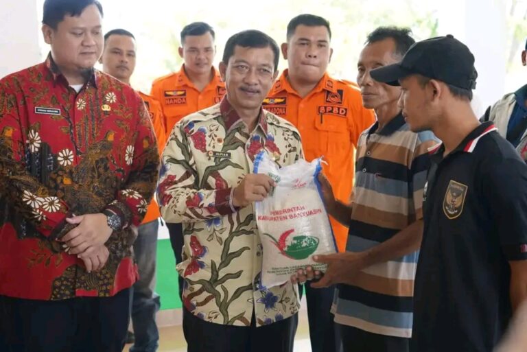 Ringankan Masyarakat Yang Terdampak Banjir Tungkal Ilir, Pemkab Banyuasin Salurkan Bantuan Beras