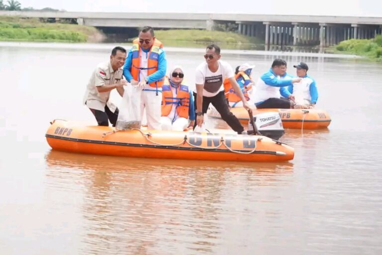 Pj Bupati Banyuasin Tebar 10 Ribu Benih Ikan di Boom Berlian, Tutup Rangkaian HUT Banyuasin ke-22!