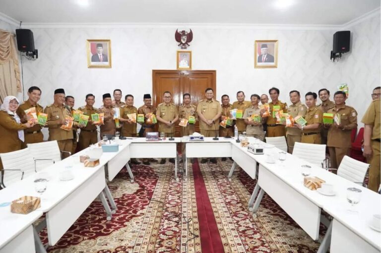 Pj Bupati Banyuasin Gerak Cepat Salurkan Bibit Cabai dan Jagung untuk Pengendalian Inflasi