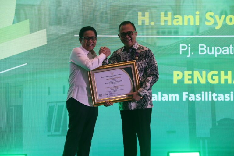 Pj Bupati Banyuasin Terima Penghargaan atas Peran Aktif Fasilitasi Penerbitan SHM Transmigrasi