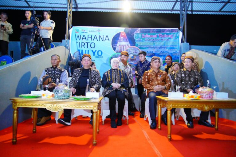 Duet Bareng Gita Youbi, Pj Bupati Sandi Fahlepi Hibur  Penonton