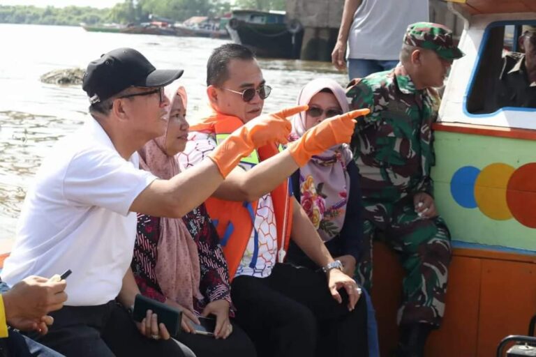 Pj. Bupati Banyuasin Pimpin Aksi Bersih Sungai dan Lomba Pungut Sampah di Hari Lingkungan Hidup Sedunia