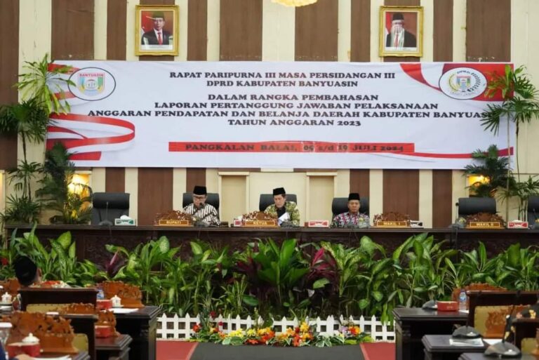 Dewan Dengarkan Penyampaian Nota Pengantar Raperda Pelaksanaan APBD Banyuasin 2023
