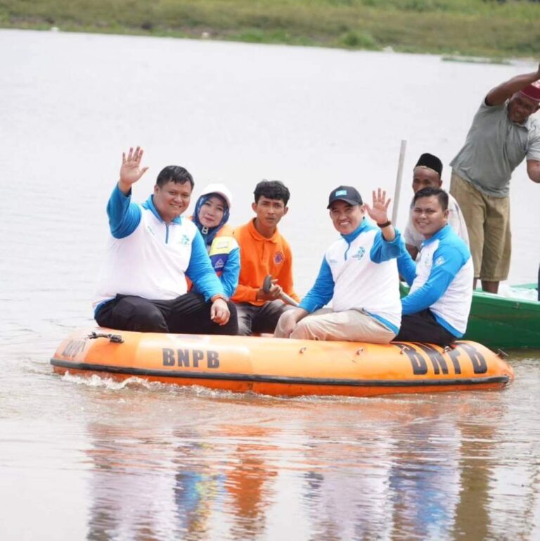 BPBD Banyuasin Dampingi Pj Bupati Lakukan Penebaran Bibit Ikan di Sungai Bom Berlian