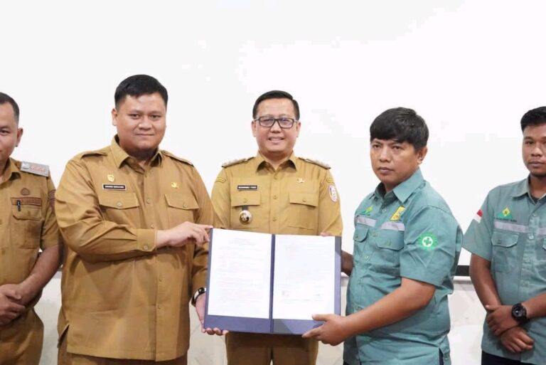 Pj Bupati Tandatangani Hibah Trase Jalan Poros Perambahan-Air Salek