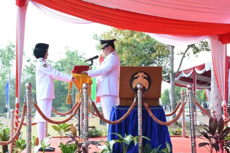 Khidmat, Pj Bupati Banyuasin Pimpin Upacara Pengibaran Bendera Merah Putih