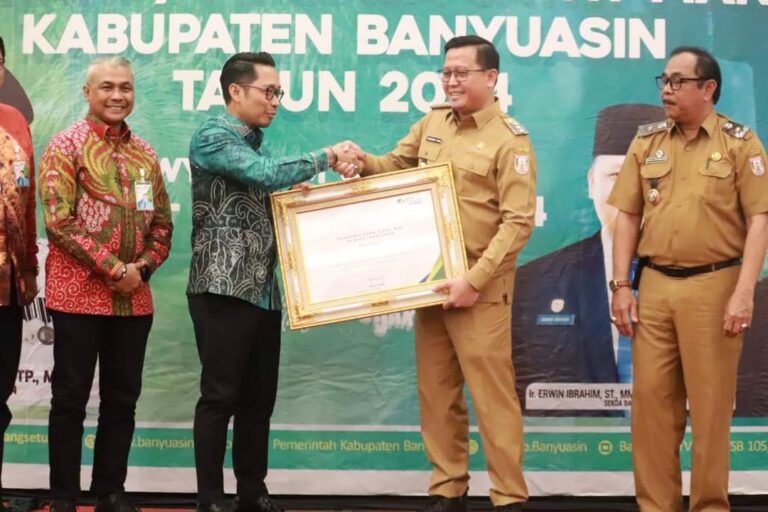 Pj Bupati Banyuasin Terima Penghargaan BPJS Ketenagakerjaan