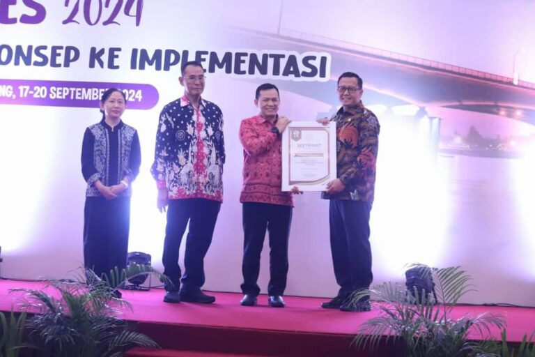 Pj. Bupati Banyuasin Terima Penghargaan Penanggulangan AIDS-TBC- MALARIA Tahun 2024