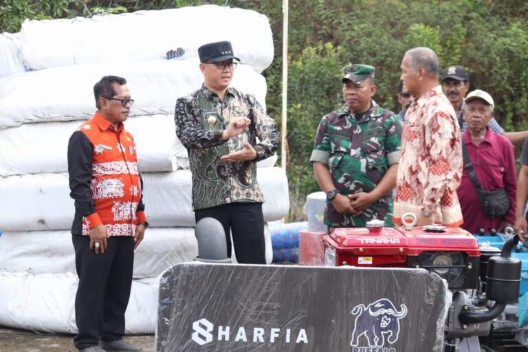 Pj Bupati Serahkan Ratusan Bantuan Pompa Air