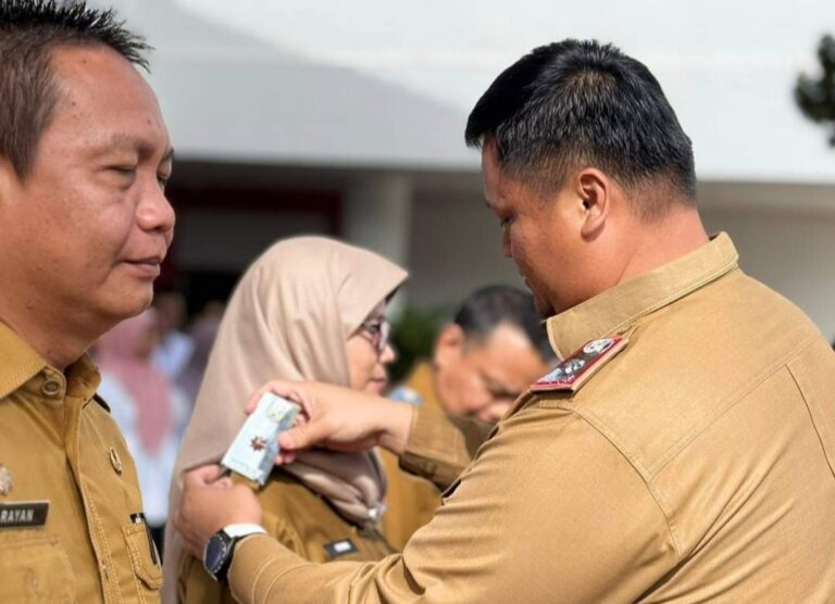Sekda Banyuasin Pasang Tanda Jabatan Baru Kepada Kepala OPD