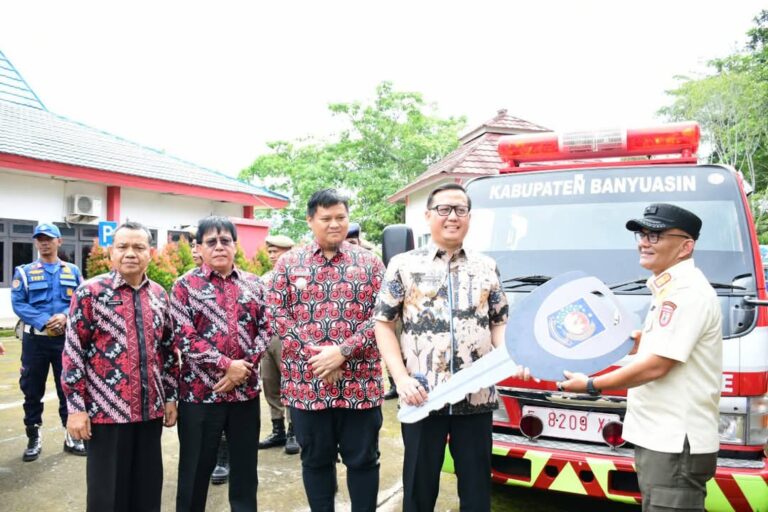 Pj Bupati Banyuasin Serahkan Bantuan Mobil Damkar dari Jepang