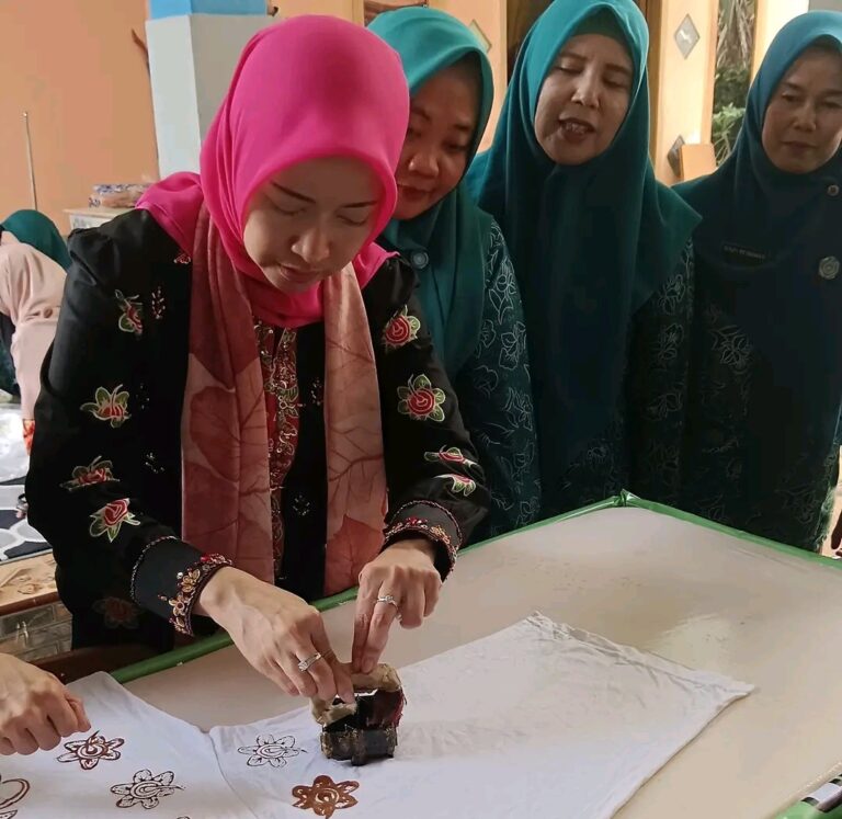 Pj Ketua TP PKK Kunjungi Sentra Ecoprint UMKM Gerakan Masyarakat Wirausaha Banyuasin