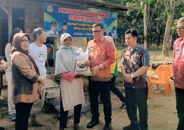 Ringankan Beban Masyarakat, Pj Bupati Banyuasin Salurkan Bantuan Cadangan Pangan