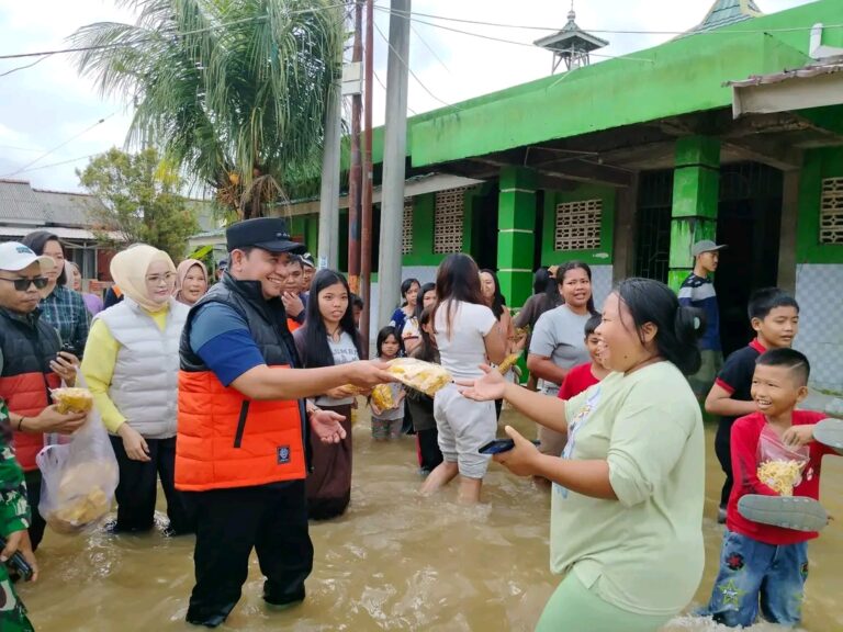 Bupati Banyuasin Tinjau Korban Banjir di Kecamatan Talang Kelapa