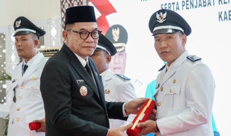 Bupati H M Toha Lantik Kades Antar Waktu dan Penjabat Kades Dalam Kabupaten Muba